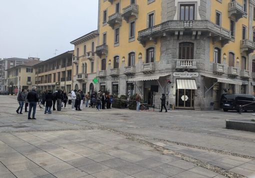 Magenta, in fila fuori dalla Tabaccheria da Giacomo per il selfie con l’attore Magenta, in fila fuori dalla Tabaccheria da Giacomo per il selfie con l’attore