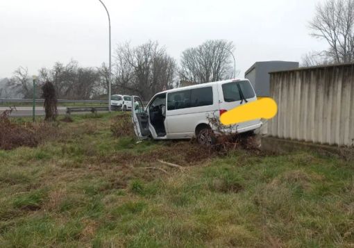 Incidente al solito incrocio tra Robecco e Magenta: furgoncino sfonda il muro di cinta Incidente al solito incrocio tra Robecco e Magenta: furgoncino sfonda il muro di cinta