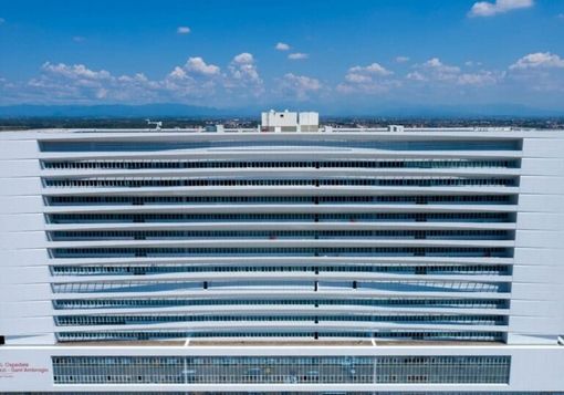 Temporali nel Milanese, danni alle vetrate del nuovo ospedale Galeazzi Temporali nel Milanese, danni alle vetrate del nuovo ospedale Galeazzi