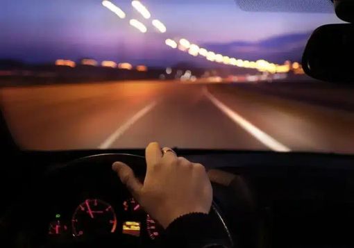 Milano, gara di velocità notturna: incidente tra due auto