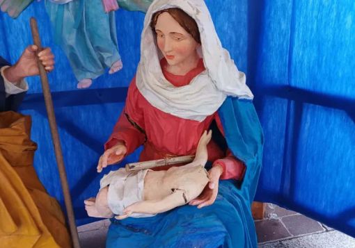 Vandali danneggiano il presepe sul sagrato della chiesa di San Rocco a Magenta e rompono il Gesù Bambino Vandali danneggiano il presepe sul sagrato della chiesa di San Rocco a Magenta e rompono il Gesù Bambino