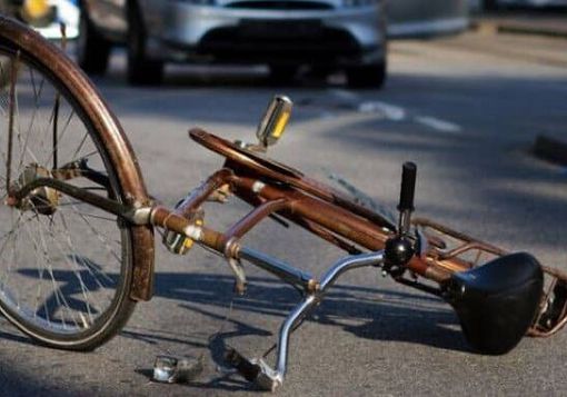 Pavese, madre e figlio in bici travolti da auto pirata