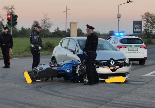 Scontro auto-moto a Inveruno sulla provinciale per Mesero: 59enne trasferito al San Carlo Scontro auto-moto a Inveruno sulla provinciale per Mesero: 59enne trasferito al San Carlo