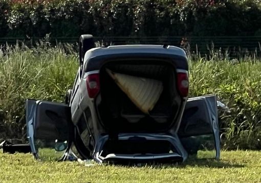 Magenta, auto ribaltata nel campo: arrivano i soccorsi, ma all’interno non c’è nessuno Magenta, auto ribaltata nel campo: arrivano i soccorsi, ma all’interno non c’è nessuno