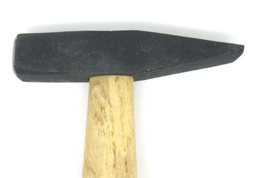 Novara: assolto da molestie sessuali, donna lo aggredisce con martello Novara: assolto da molestie sessuali, donna lo aggredisce con martello