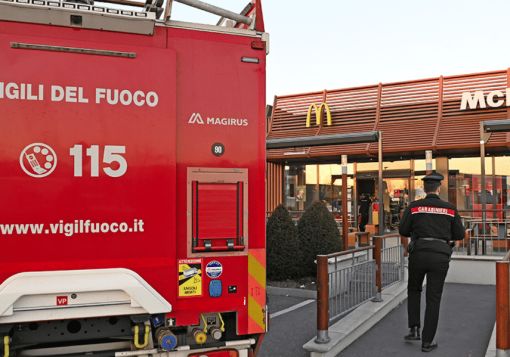 Spray al peperoncino dentro un McDonald a Cinisello: ventidue evacuati Spray al peperoncino dentro un McDonald a Cinisello: ventidue evacuati