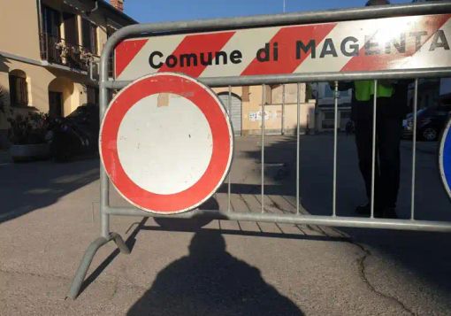 Magenta, nonno vigile in servizio alle scuole si sfoga: “Basta insulti dagli automobilisti”