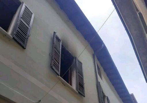 Incendio nel centro di Abbiategrasso, paura nella notte in un appartamento di via Passaggio Centrale