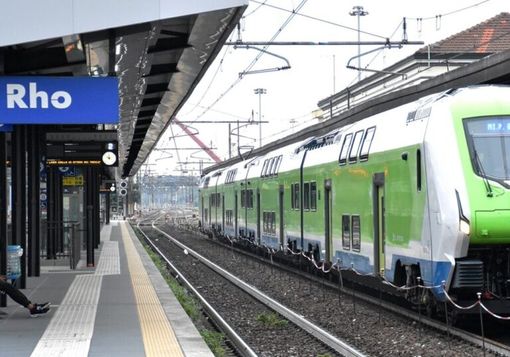 Ubriachi scatenano caos su un treno a Rho e picchiano passeggeri, arrestati
