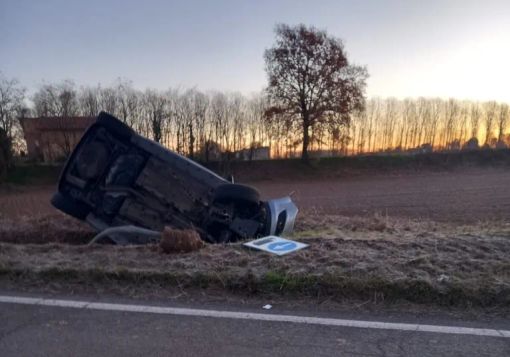 Automobilista finisce nel fosso a Robecco sul Naviglio nella frazione di Cascinazza