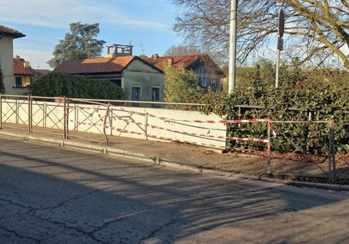 Robecco: automobilista sbatte contro la ringhiera del ponte sul Naviglio Grande e la demolisce