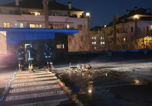 Vandali al parcheggio multipiano di Magenta: incendiato un motorino Vandali al parcheggio multipiano di Magenta: incendiato un motorino