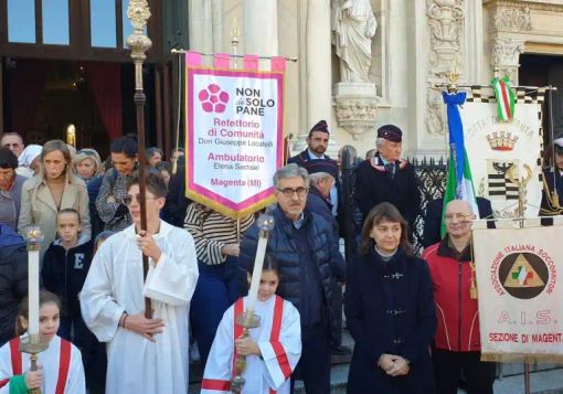 Agricoltori in festa a Magenta, il parroco don Giuseppe benedice i trattori sul sagrato della basilica Agricoltori in festa a Magenta, il parroco don Giuseppe benedice i trattori sul sagrato della basilica