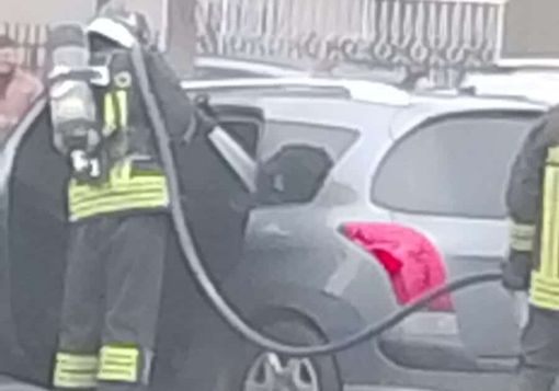 Magenta, il vandalo del Fornaroli non si ferma: brucia gli interni di un’auto e minaccia tutti Magenta, il vandalo del Fornaroli non si ferma: brucia gli interni di un’auto e minaccia tutti