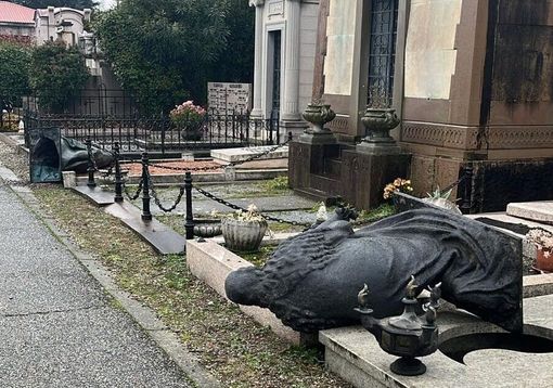 Vandali al cimitero di Vigevano, danneggiate statue e tombe Vandali al cimitero di Vigevano, danneggiate statue e tombe