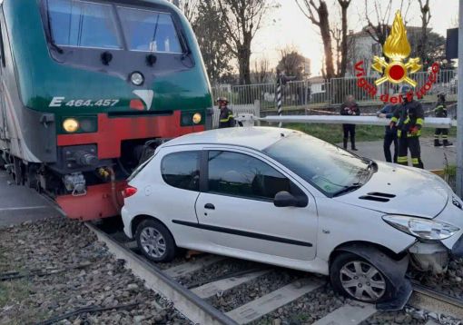 Paura sui binari ad Abbiategrasso: treno contro un’auto, linea ferroviaria interrotta Paura sui binari ad Abbiategrasso: treno contro un’auto, linea ferroviaria interrotta
