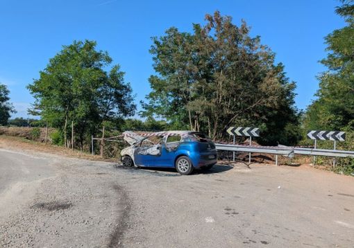Boffalora sopra Ticino: auto in fiamme sulla strada statale 11 Boffalora sopra Ticino: auto in fiamme sulla strada statale 11