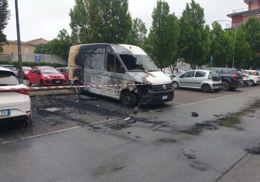 Magenta, incendio nel parcheggio di via Diaz, distrutte dalle fiamme due auto e un furgone