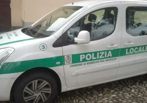 Robecco sul Naviglio, auto rubata e documenti sospetti: maxi sequestro della Polizia locale
