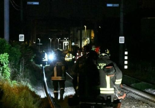 Tragedia alla stazione di Trecate: Forze dell’Ordine al lavoro per l’identificazione del giovane deceduto. Due feriti ancora in ospedale