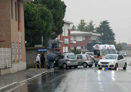 Magenta: scontro tra due auto in via Crivelli