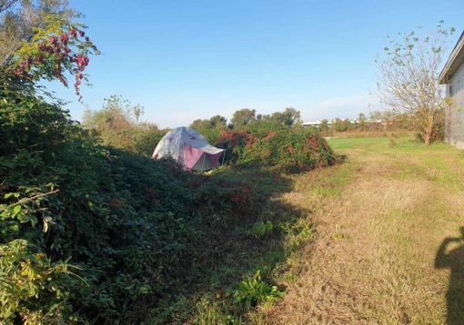 Magenta, vivere e dormire in tenda: la faccia nascosta della città