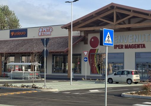 Magenta, domani riapre lo store Unieuro accanto all’Iper: nuova vita per l’area commerciale di via Leopardi Magenta, domani riapre lo store Unieuro accanto all’Iper: nuova vita per l’area commerciale di via Leopardi