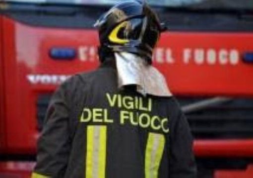 Abbiategrasso: fiamme in un negozio di via Cantù, numerosi mezzi dei vigili del fuoco sul posto