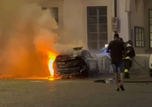 Corbetta: brucia l’auto della Polizia locale nel cortile del palazzo comunale