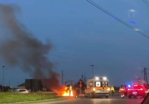 Magenta: tamponamento alla rotonda di via Espinasse, auto prende fuoco