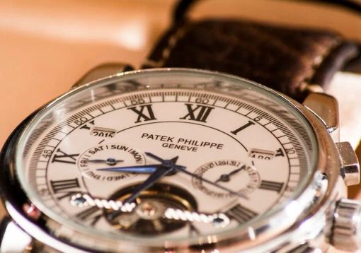 Truffa specchietto: Milano, rubato Patek Philippe da 60mila euro Truffa specchietto: Milano, rubato Patek Philippe da 60mila euro