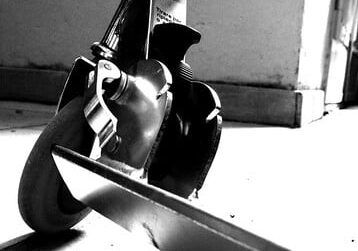 San Giuliano Milanese, investe tre minorenni con il monopattino e poi fugge San Giuliano Milanese, investe tre minorenni con il monopattino e poi fugge