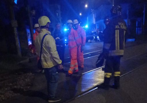 Abbiategrasso: tragedia al passaggio a livello, treno investe giovane