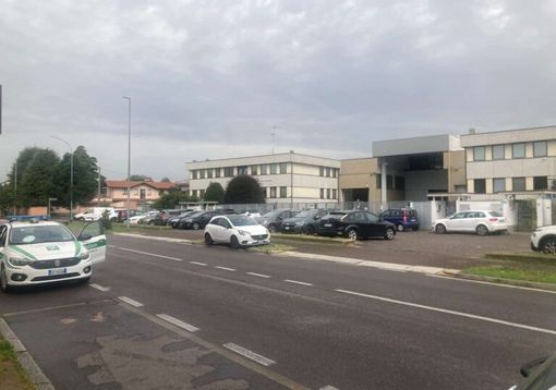 Magenta, Via Novara ci risiamo: signora sbalzata dalla bici. Arriva l’ambulanza