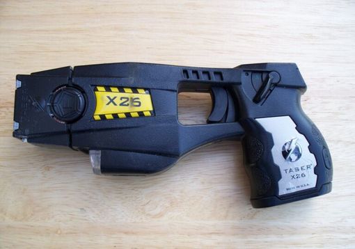 Via il taser a Pavia: protesta della UIL Via il taser a Pavia: protesta della UIL