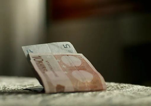 Dato allarmante: il 50% degli italiani risparmia 100 euro al mese