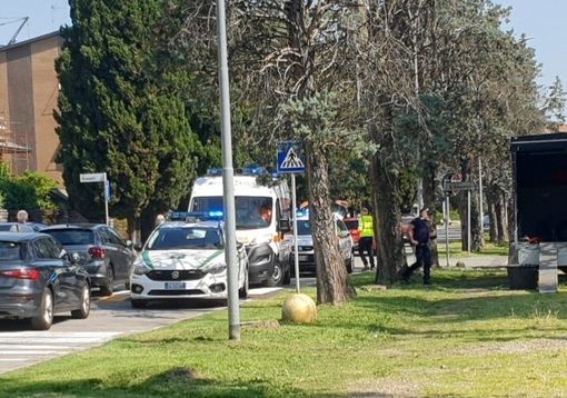 Magenta, ambulanza e autoinfermieristica in via Fanti per soccorrere un ragazzo impegnato nel taglio delle piante Magenta, ambulanza e autoinfermieristica in via Fanti per soccorrere un ragazzo impegnato nel taglio delle piante
