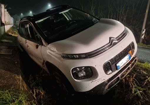 Bernate Ticino: strada ghiacciata, automobilista finisce nel canale a Casate Bernate Ticino: strada ghiacciata, automobilista finisce nel canale a Casate