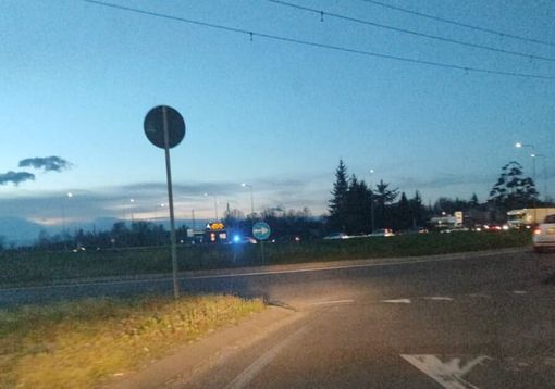 Magenta: betoniera tampona un’auto alla rotonda della Boffalora Malpensa, donna ferita