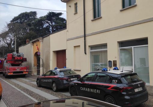 Mesero: barricato in casa, numerose pattuglie di carabinieri e vigili del fuoco sul posto
