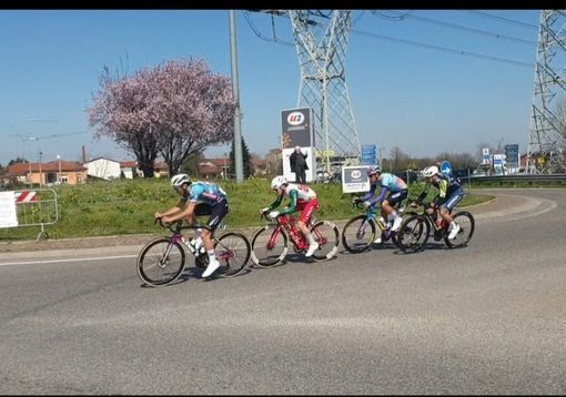 Milano – Torino, il passaggio dei ciclisti a Magenta alla rotonda di via Espinasse Milano – Torino, il passaggio dei ciclisti a Magenta alla rotonda di via Espinasse
