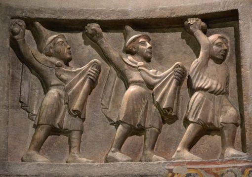 Inveruno, la moderna lapidazione di un sacerdote e la prurigine morbosa che va ben oltre il diritto di cronaca