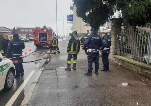 Magenta: boato in via Crivelli, fiammata fa saltare il tombino Magenta: boato in via Crivelli, fiammata fa saltare il tombino
