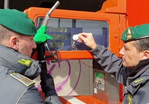 Truffa da 300 milioni sui carburanti, la base era a Magenta. Otto arresti