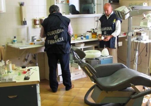 Finto dentista tra Milanese e Casale Monferrato scoperto dalla GDF
