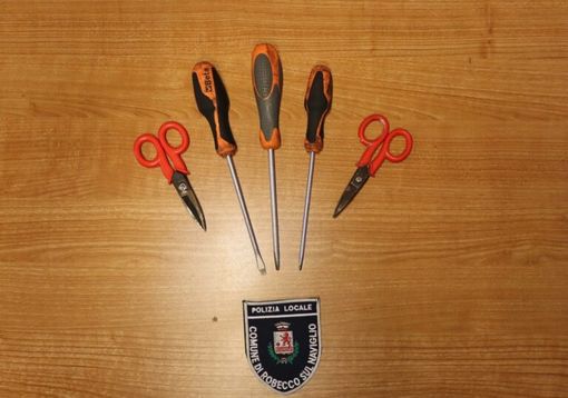 Robecco, trovati con i grimaldelli su un’auto senza assicurazione: deferiti dalla Polizia locale