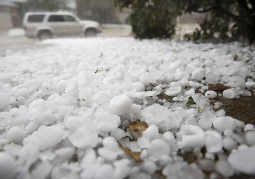 Grandine a Varese e in Oltrepò, famiglia evacuata Grandine a Varese e in Oltrepò, famiglia evacuata