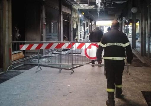 Abbiategrasso: incendio doloso alla Galleria Mirabello, individuati i presunti autori Abbiategrasso: incendio doloso alla Galleria Mirabello, individuati i presunti autori