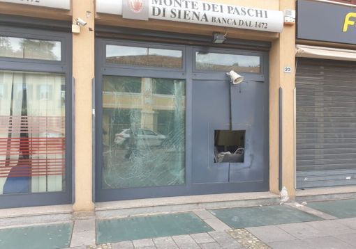 Magenta, bancomat Mps asportato: banda composta da cinque malviventi travisati