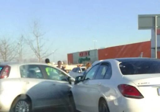 Incidente davanti all’Obi di Magenta, un ferito Incidente davanti all’Obi di Magenta, un ferito